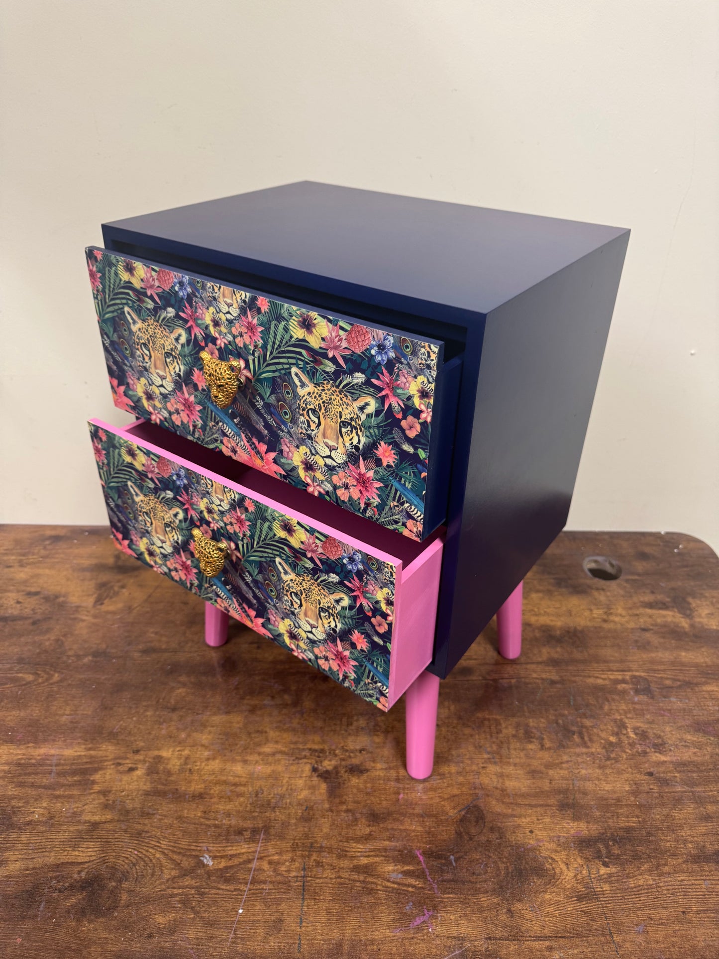 Leopard in jungle square table blue and pink