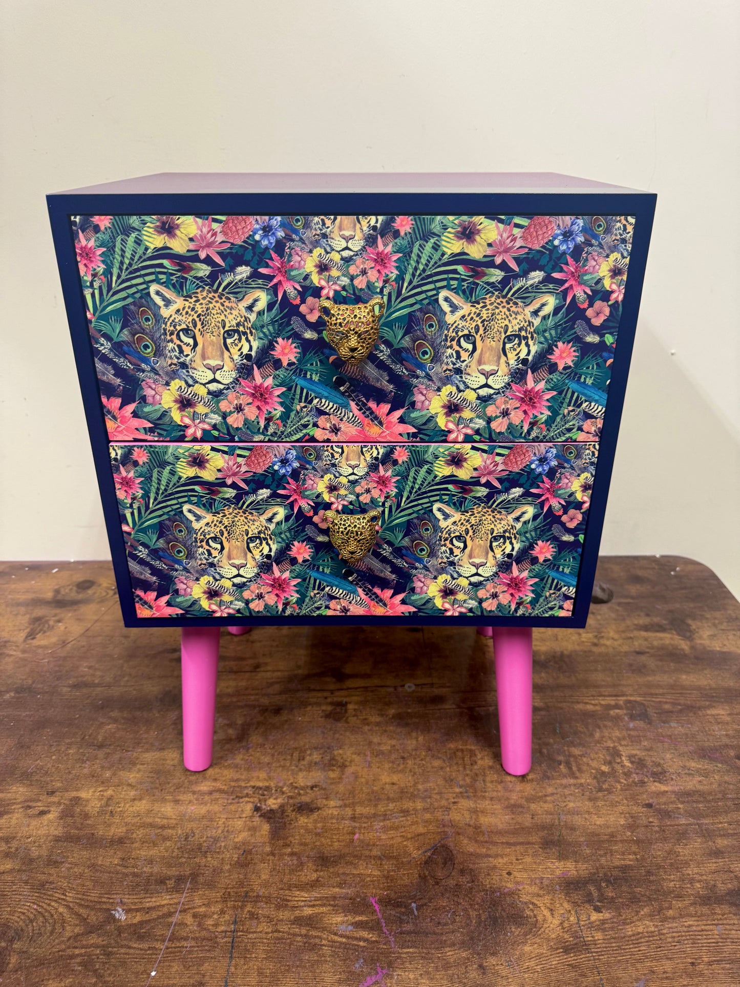 Leopard in jungle square table blue and pink