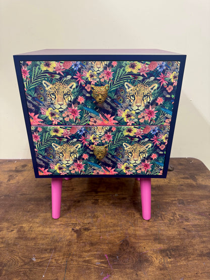 Leopard in jungle square table blue and pink