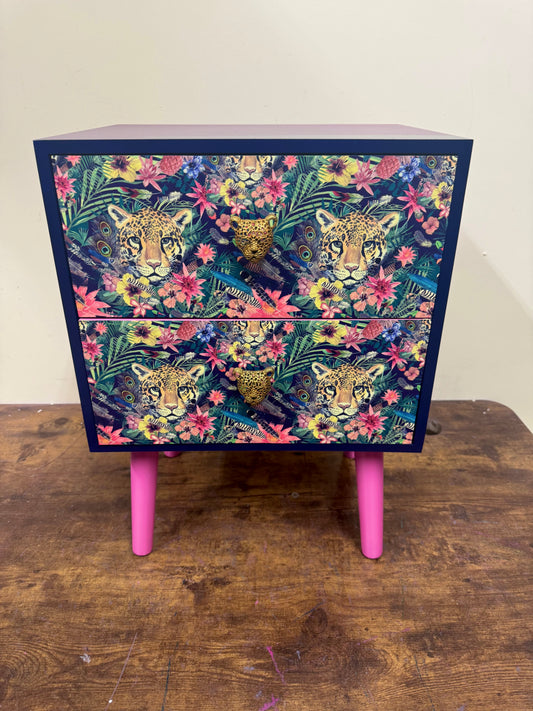Leopard in jungle square table blue and pink