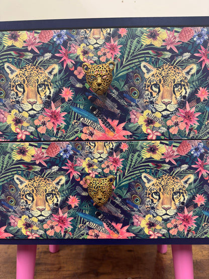 Leopard in jungle square table blue and pink