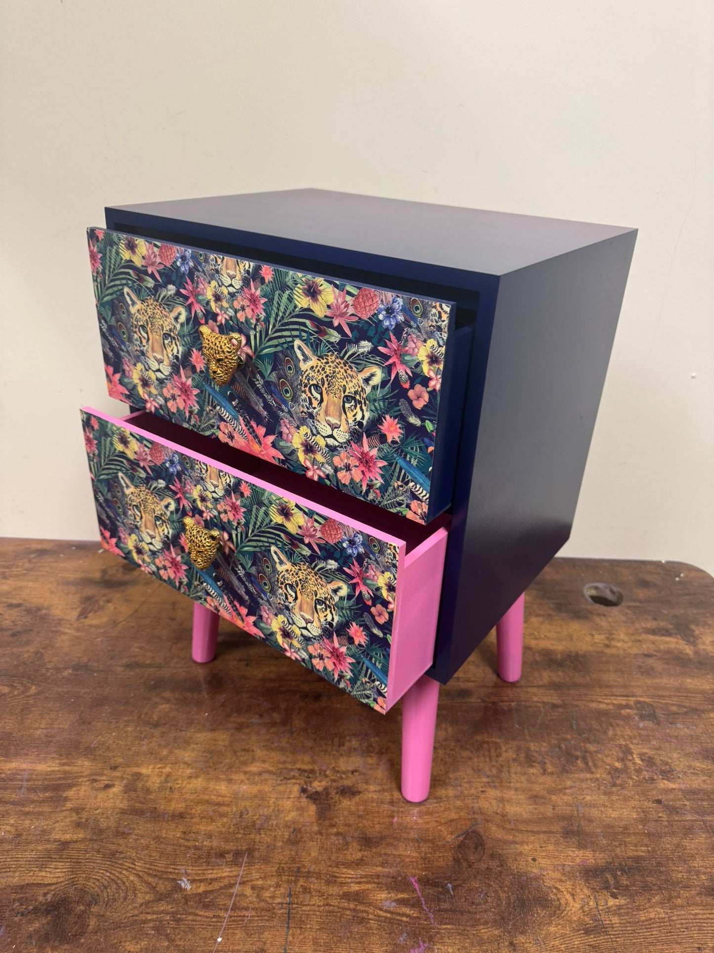 Leopard in jungle square table blue and pink